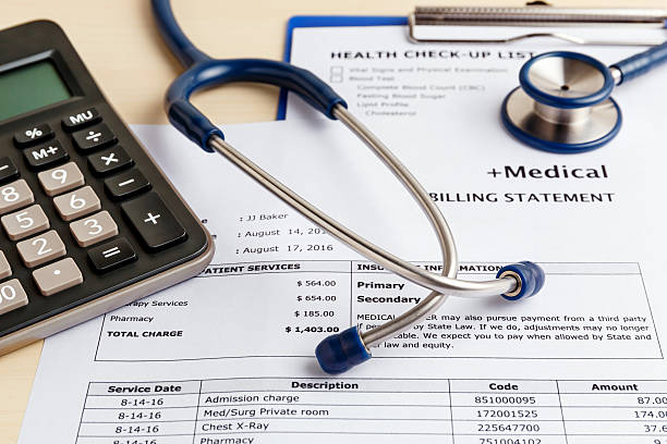 concepto de costo médico con calculadora - healthcare and medicine bill claim form insurance fotografías e imágenes de stock