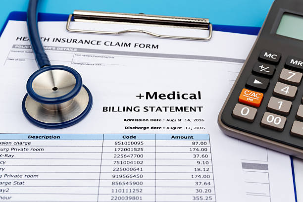 factura médica con calculadora - healthcare and medicine bill claim form insurance fotografías e imágenes de stock