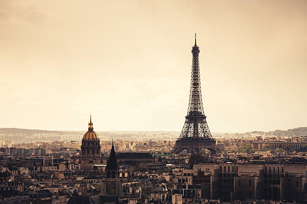 город париж с видом на эйфелеву башню - paris france roof apartment aerial view стоковые фото и изображения