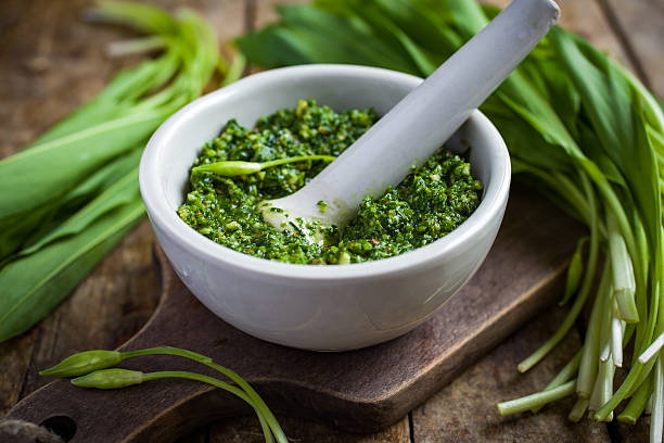 ramson fresco (alho selvagem)pesto em fundo de madeira - ramson - fotografias e filmes do acervo