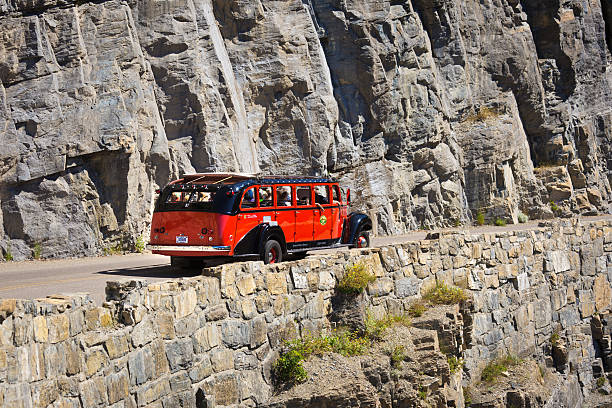 going to the sun road au parc national de glacier, montana - us glacier national park montana bus park photos et images de collection