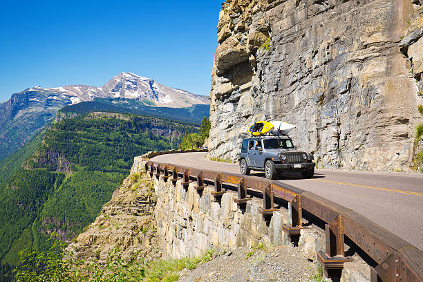 ir a the sun road en el parque nacional glacier, montana - montana us glacier national park usa glacier fotografías e imágenes de stock