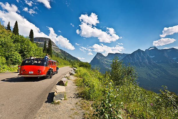 going to the sun road at glacier national park, montana - us glacier national park montana bus park imagens e fotografias de stock