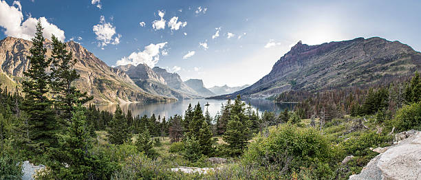 wild goose island panoramic - glacier nationalpark - aussichtspunkt stock-fotos und bilder