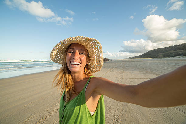 프레이저 섬의 젊은 여성의 자화상 - australia photographing camera beach 뉴스 사진 이미지