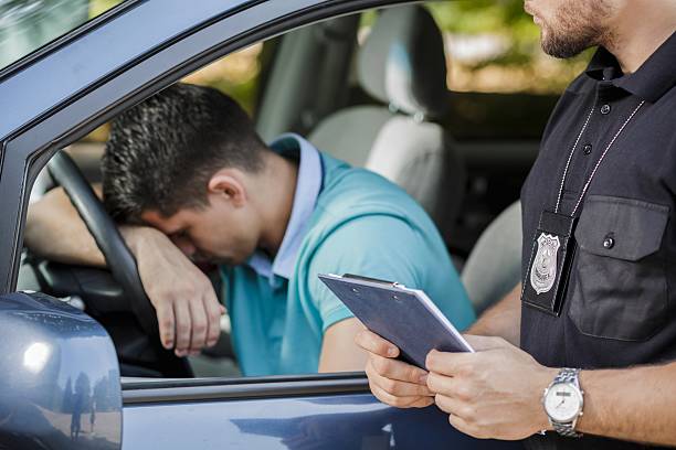 il regrette déjà la conduite en état d’ébriété - traffic cop photos photos et images de collection