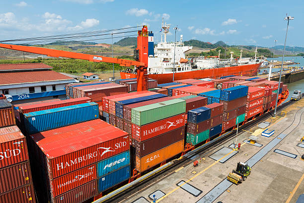 cargo ship in the miraflores locks in the panama canal - panama canal panama global finance container ship imagens e fotografias de stock