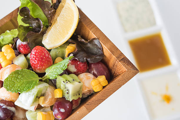 Tigela de salada de frutas frescas saudáveis - foto de acervo