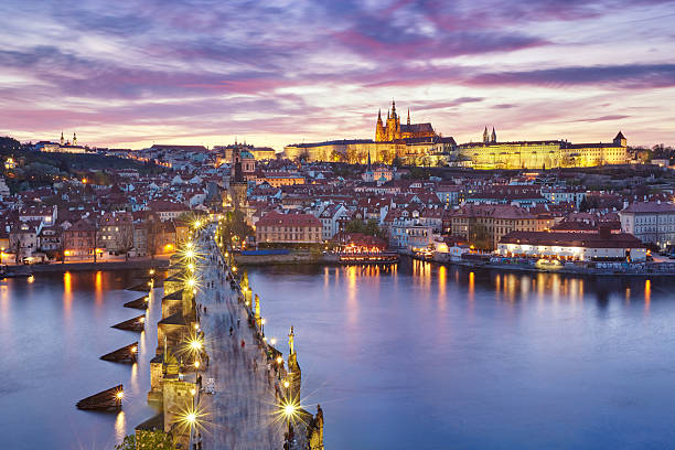 pôr do sol sobre o castelo de praga e da ponte charles  - prague czech republic high angle view aerial view - fotografias e filmes do acervo