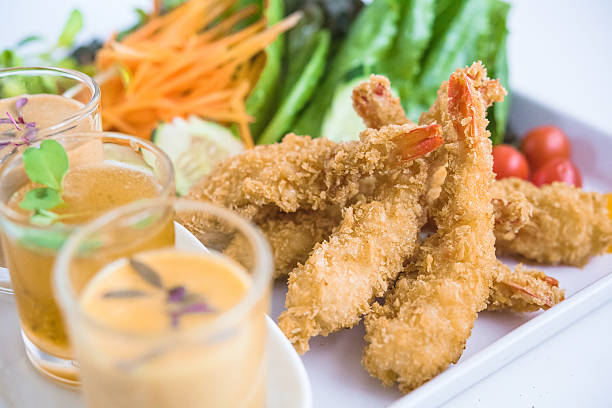 Camarão Frito com Salada Vegetal - foto de acervo