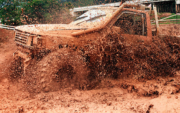 scena di spruzzi di fango nelle corse fuoristrada. - dirt jumping foto e immagini stock