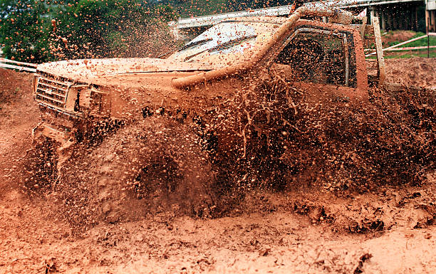 오프로드 경주에서 진흙 튀는 장면. - sports utility vehicle 4x4 car mud 뉴스 사진 이미지