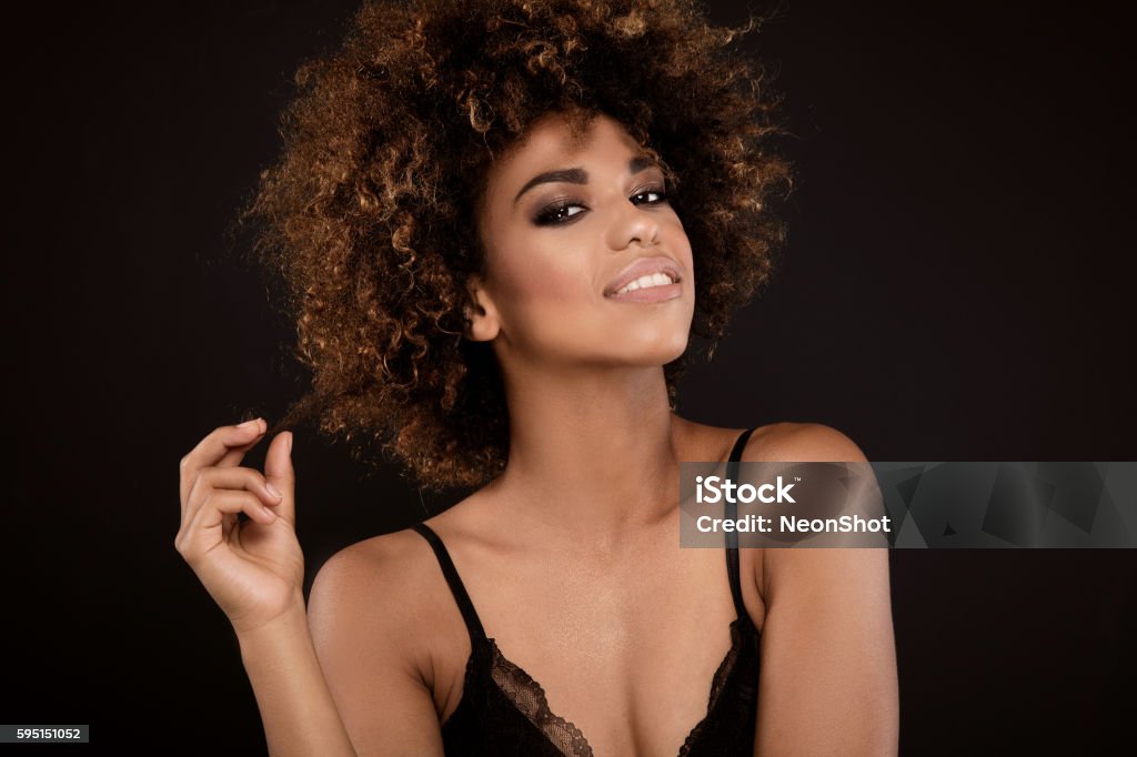 Retrato de belleza de chica sonriente con afro. - Foto de stock de Belleza libre de derechos