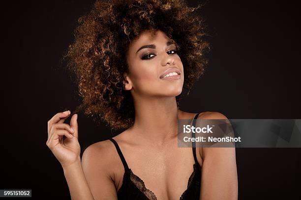 Retrato De Belleza De Chica Sonriente Con Afro Foto de stock y más banco de imágenes de Belleza - Belleza, Primer plano, Sonreír