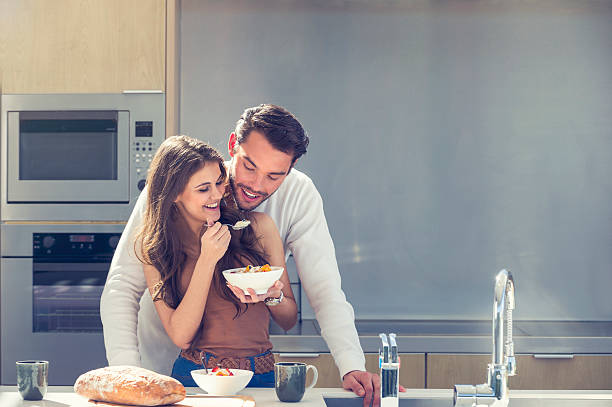 pareja divirtiéndose desayunando. - domestic kitchen people fun lifestyles fotografías e imágenes de stock