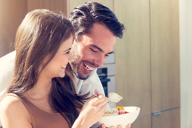 pareja divirtiéndose desayunando. - standing digital tablet couple love fotografías e imágenes de stock
