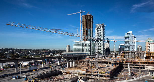 nowe consnruction w burnaby city - blue construction construction site crane zdjęcia i obrazy z banku zdjęć