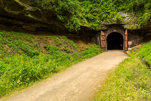 túnel de trilha de bicicleta - hiking mountain dirt scenics - fotografias e filmes do acervo