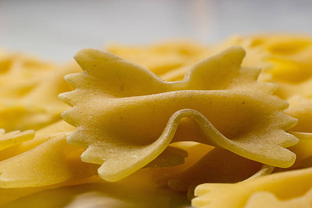z bliska. makaron farfalle. farfalle kłania się włoskim makaronem. - bow tie pasta italian cuisine bow heap zdjęcia i obrazy z banku zdjęć