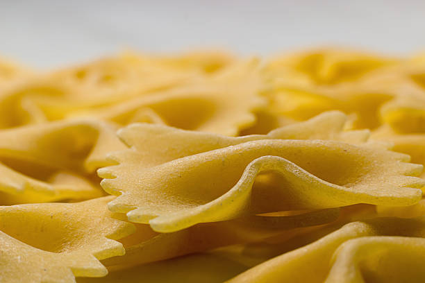 z bliska. makaron farfalle. farfalle kłania się włoskim makaronem. - bow tie pasta italian cuisine bow heap zdjęcia i obrazy z banku zdjęć