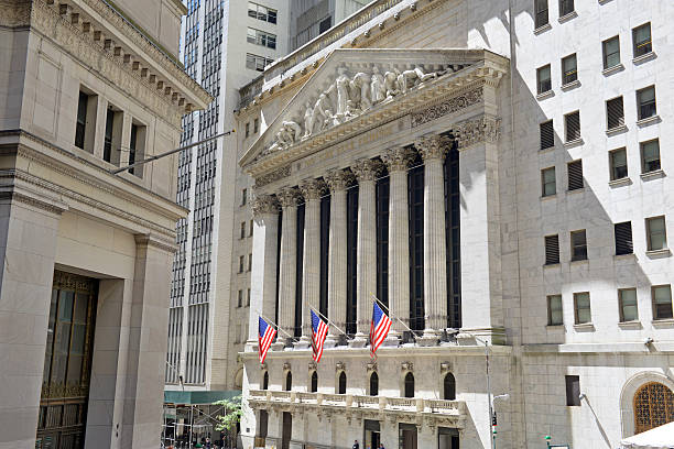 la borsa di new york nel centro di manhattan, new york - wall street finance stock market power foto e immagini stock