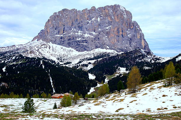 langkofel, dolomites sudtirol, dolina przełęczy gardena w pobliżu bolzano i cortina - winter chalet snow residential structure zdjęcia i obrazy z banku zdjęć