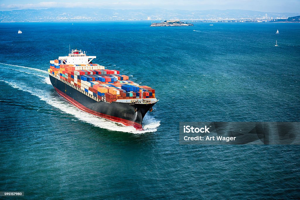 Porte-conteneurs sur la baie de San Francisco - Photo de Cargo libre de droits