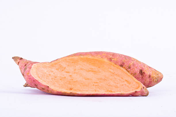 patate dolci fresche e patate mezzo dolce - carbohydrate freshness food and drink studio shot foto e immagini stock