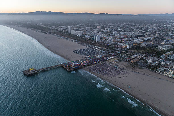 산타 모니카 부두 와 해변 황혼 의 항공 - santa monica pier city of los angeles los angeles county aerial view 뉴스 사진 이미지