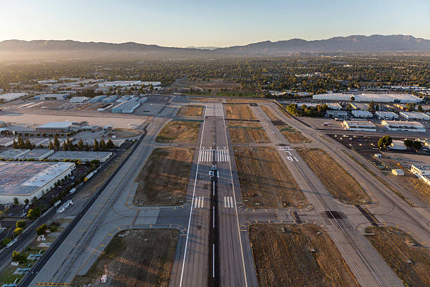 van nuys flughafen am späten nachmittag runway aerial - city of los angeles los angeles county southern california san gabriel mountains stock-fotos und bilder