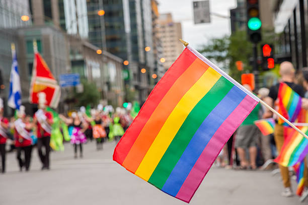 drapeaux arc-en-ciel gais au défilé de la fierté gaie de montréal - gay pride flag gay pride gay man homosexual photos et images de collection