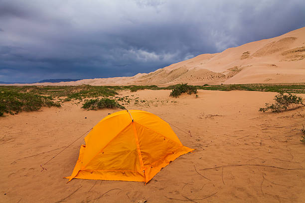 оранжевая палатка в пустыне гоби. монголия. - desert landscape morocco sand dune стоковые фото и изображения