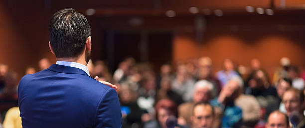 orador público que hablar en negocio evento. - lecture hall audio fotografías e imágenes de stock