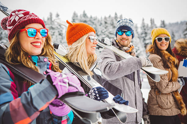bereit für diesen berggipfel - ski winter women skiing stock-fotos und bilder
