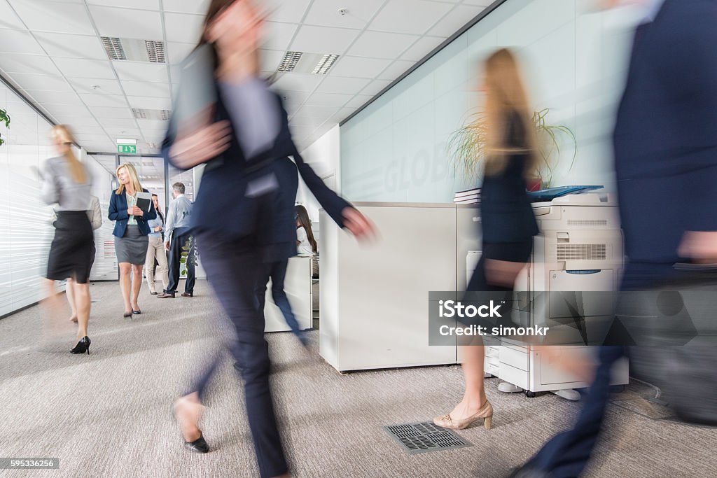 Business-Menschen zu Fuß in Büro - Lizenzfrei Büro Stock-Foto