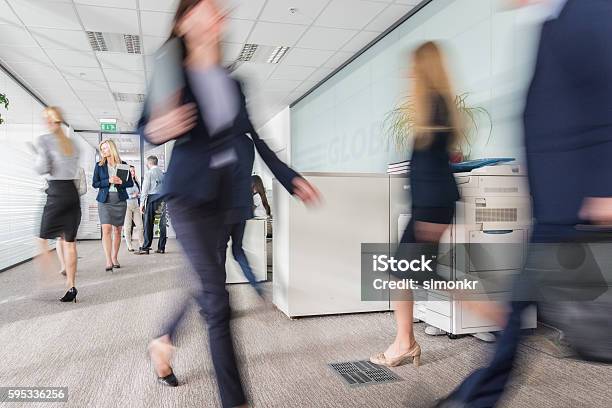Businessmenschen Zu Fuß In Büro Stockfoto und mehr Bilder von Büro - Büro, Bewegungsunschärfe, Hart arbeiten