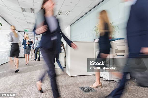 Uomini Daffari A Piedi In Ufficio - Fotografie stock e altre immagini di Ufficio - Ufficio, Immagine mossa, Frenetico