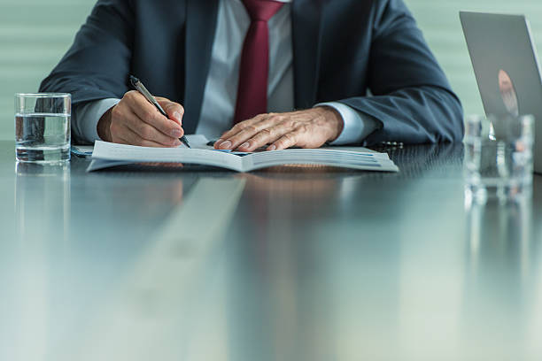 sekcja środkowa na biznesmena - book holding necktie businessman zdjęcia i obrazy z banku zdjęć