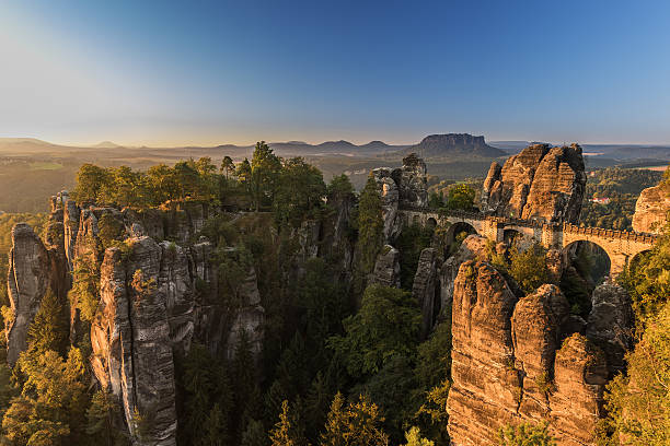 bastión de suiza sajona - basteifelsen fotografías e imágenes de stock