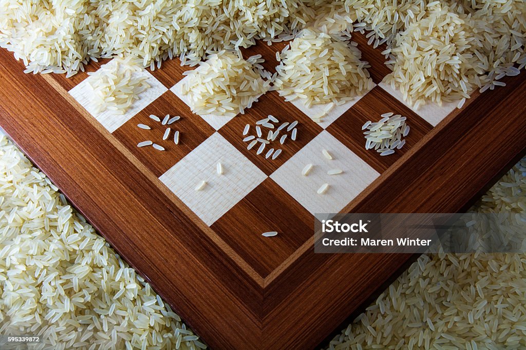 tablero de ajedrez con montones crecientes de granos de arroz, vista desde arriba - Foto de stock de Arroz - Comida básica libre de derechos