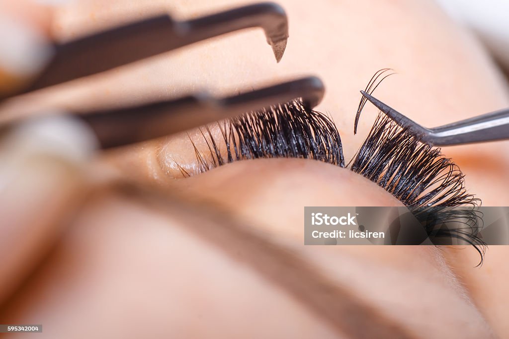 Procédure d’extension des cils. Œil de femme avec de longs cils. Cils. - Photo de Cils libre de droits