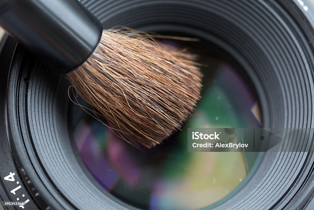 Objektivreinigung mit Brush Close Up - Lizenzfrei Kamera Stock-Foto