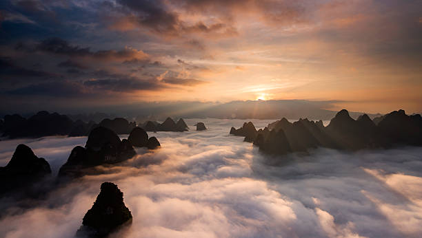 lever du soleil au-dessus des nuages - yangshou photos et images de collection