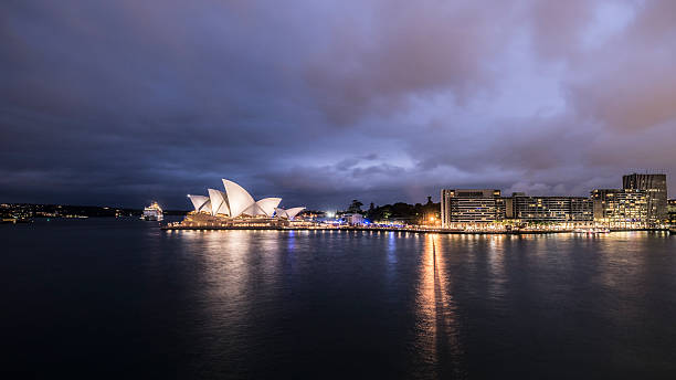 sydney harbour in der dämmerung - sydney opera house stock-fotos und bilder