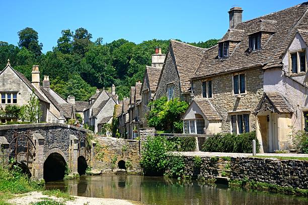 ładna wioska cotswold, zamek combe. - castle combe zdjęcia i obrazy z banku zdjęć