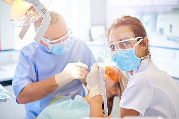 стоматологическая медсестра в действии - dentist dental hygiene dental assistant dentist office стоковые фото и изображения