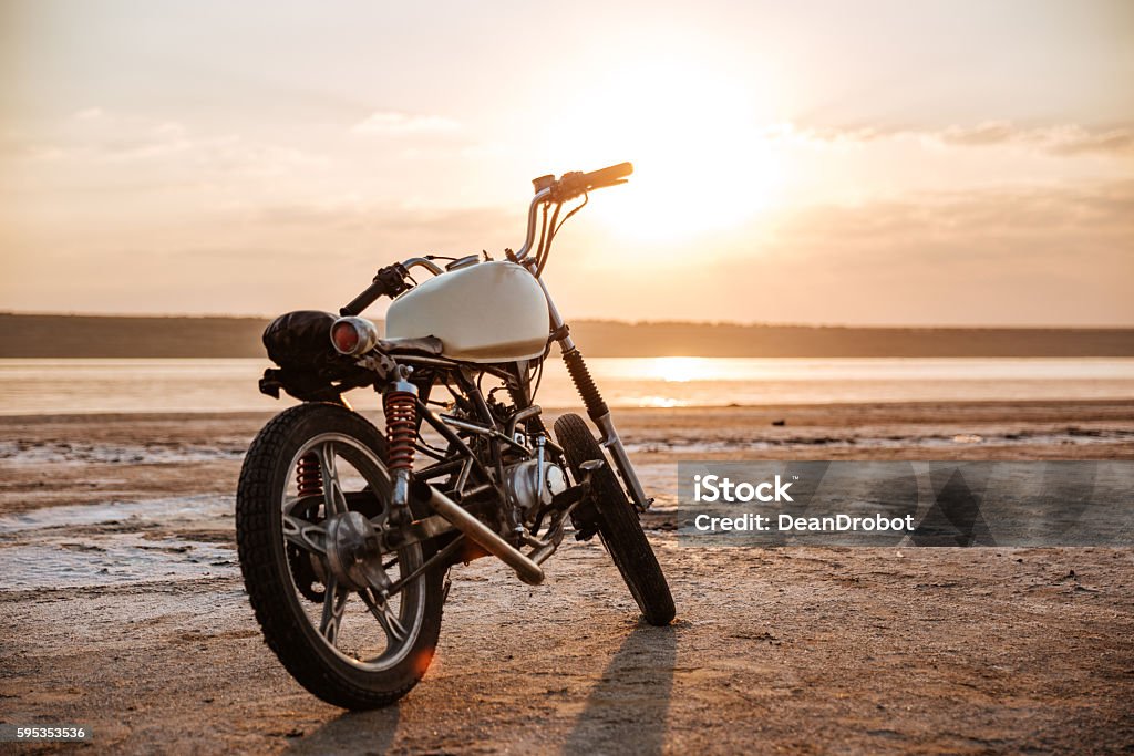 Retro-Motorrad steht in der Wüste - Lizenzfrei Motorrad Stock-Foto
