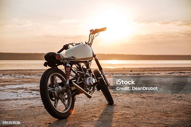 Retromotorrad Steht In Der Wüste Stockfoto und mehr Bilder von Motorrad - Motorrad, Wüste, Ausrüstung und Geräte