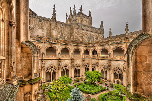 монастырь сан-хуан-де-лос-рейес в толедо, испания - cloister стоковые фото и изображения