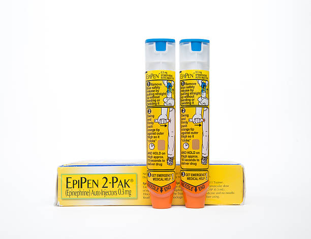 zwei epipens stehen bei box - adrenalin stock-fotos und bilder